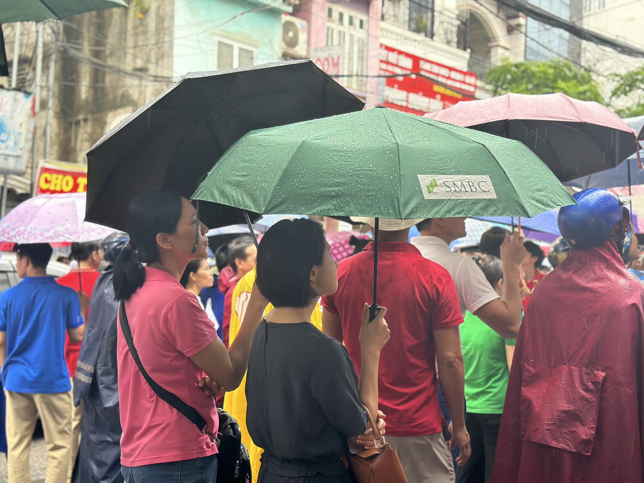 'Đội mưa' chờ con ‘về đích’ trong 'cuộc đua' vào lớp 10 công lập ở Hà Nội