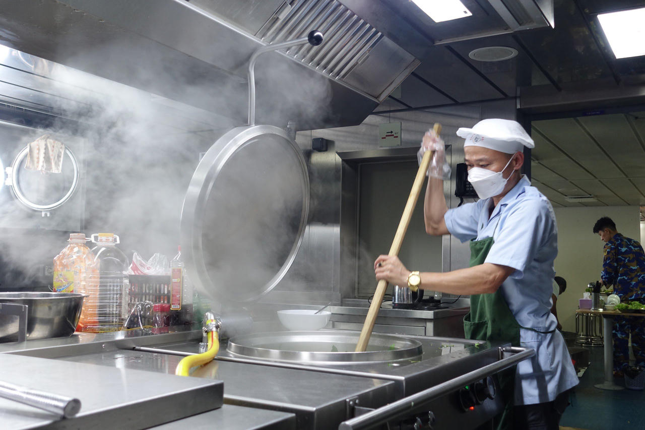 Những anh nuôi 'không ngủ' trên tàu KN-390