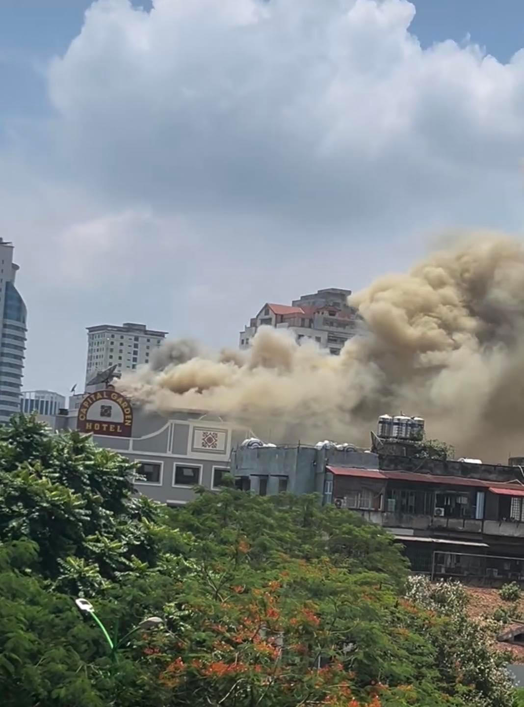 Cháy lớn tại một khách sạn ở Hà Nội