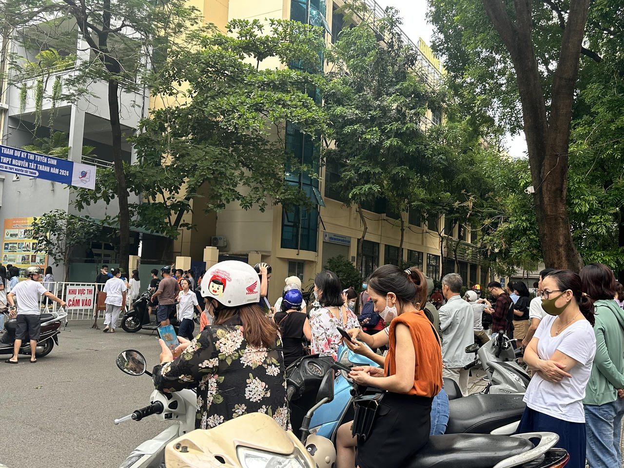 Khốc liệt cuộc đua 'giành vé' vào lớp 10 trường hot nhất nhì Hà Nội 