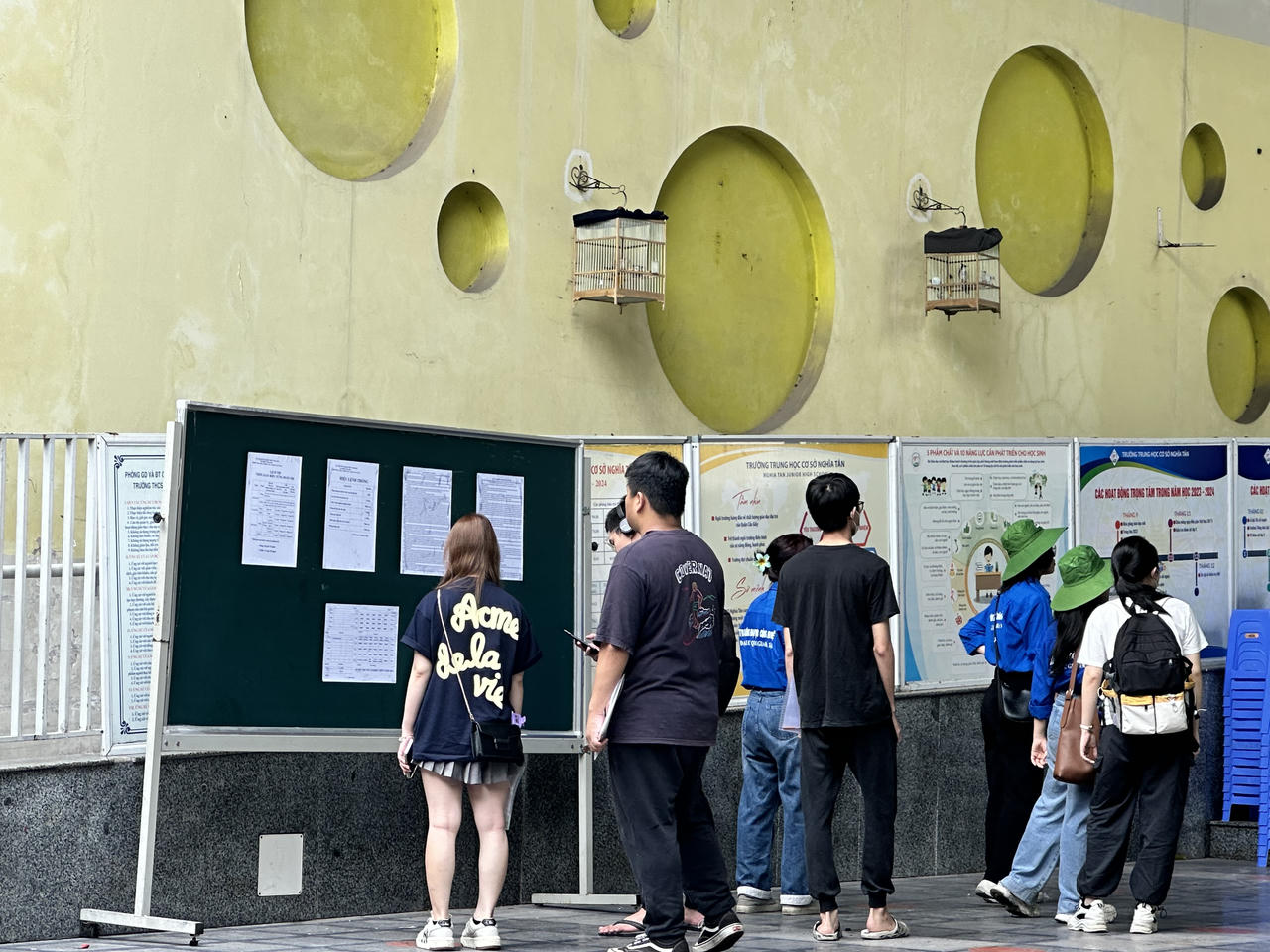 Suôn sẻ ngày làm thủ tục dự thi tốt nghiệp THPT 2024