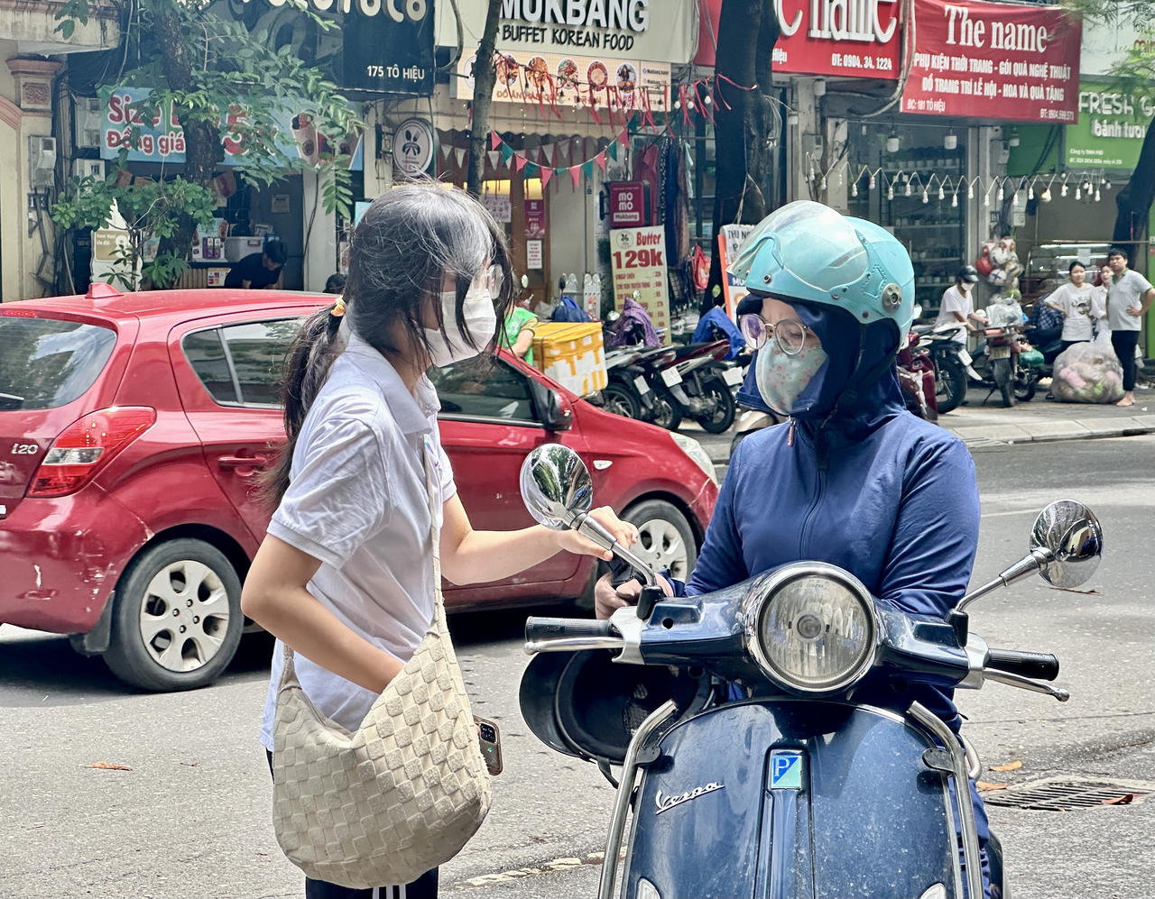 Suôn sẻ ngày làm thủ tục dự thi tốt nghiệp THPT 2024