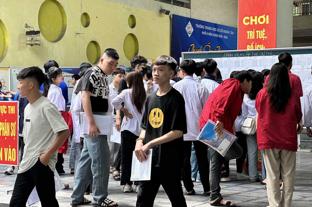 Suôn sẻ ngày làm thủ tục dự thi tốt nghiệp THPT 2024