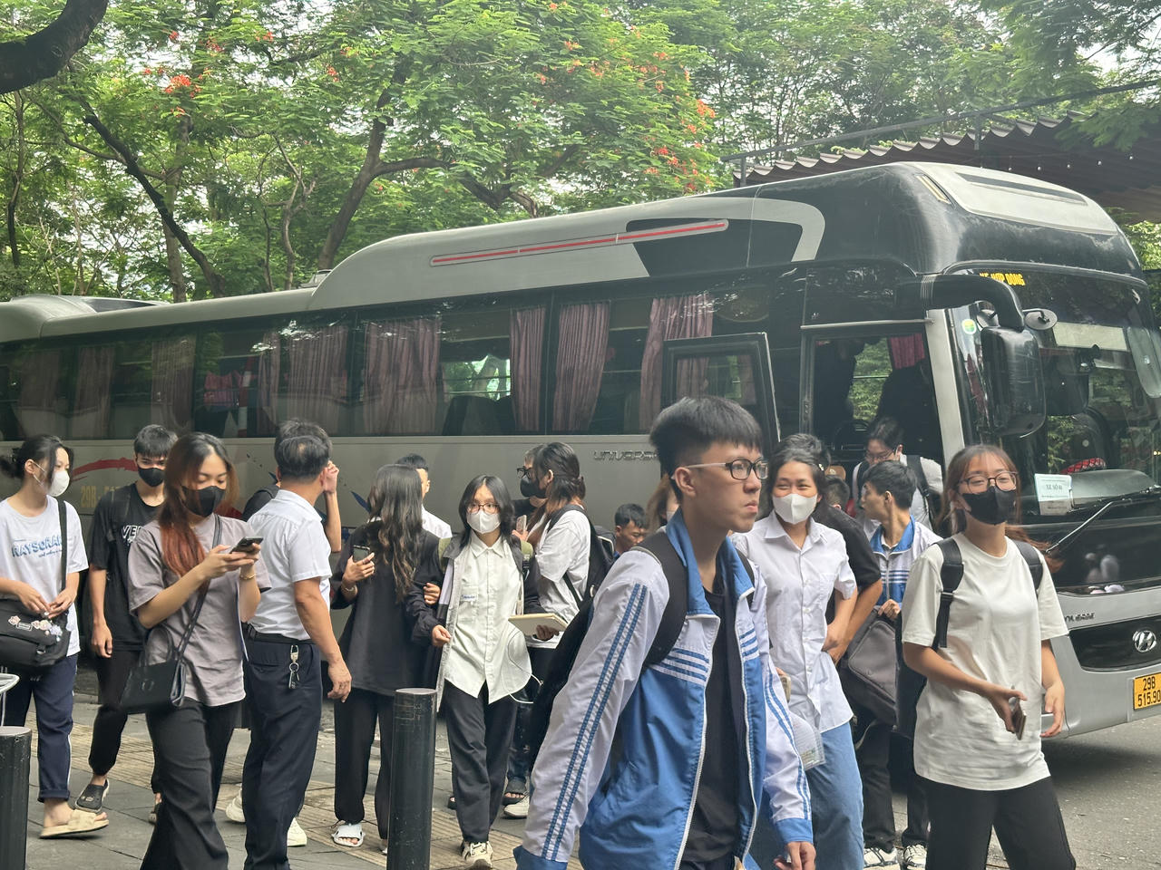 Suôn sẻ ngày làm thủ tục dự thi tốt nghiệp THPT 2024