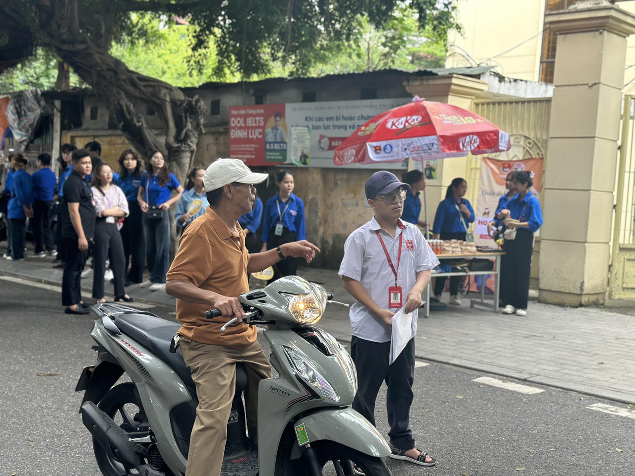 Suôn sẻ ngày làm thủ tục dự thi tốt nghiệp THPT 2024