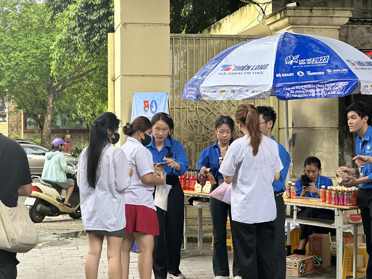 Suôn sẻ ngày làm thủ tục dự thi tốt nghiệp THPT 2024