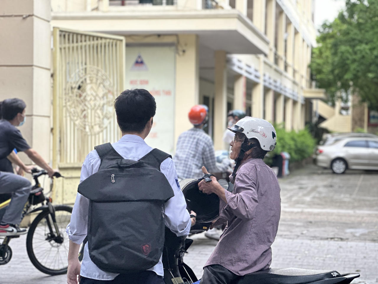 Suôn sẻ ngày làm thủ tục dự thi tốt nghiệp THPT 2024