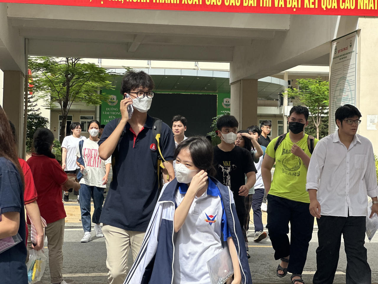 Suôn sẻ ngày làm thủ tục dự thi tốt nghiệp THPT 2024