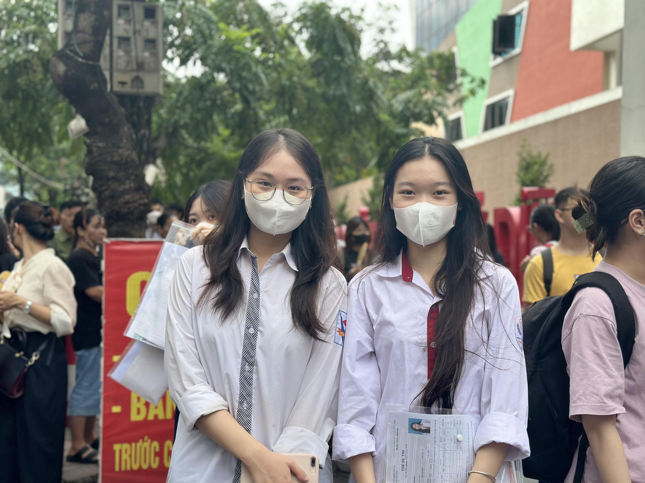 Suôn sẻ ngày làm thủ tục dự thi tốt nghiệp THPT 2024