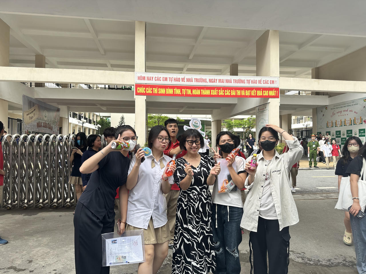 Suôn sẻ ngày làm thủ tục dự thi tốt nghiệp THPT 2024