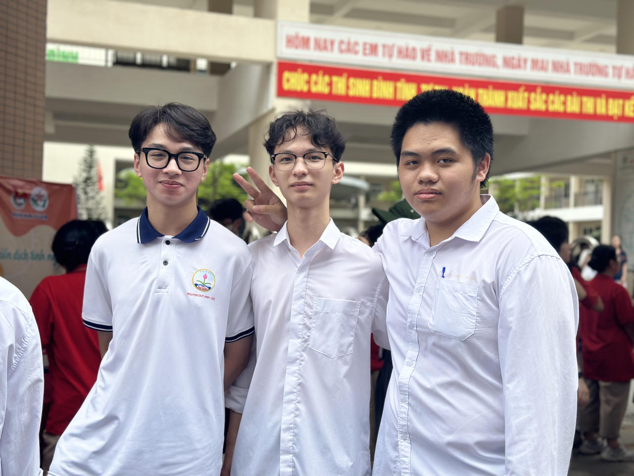 Suôn sẻ ngày làm thủ tục dự thi tốt nghiệp THPT 2024