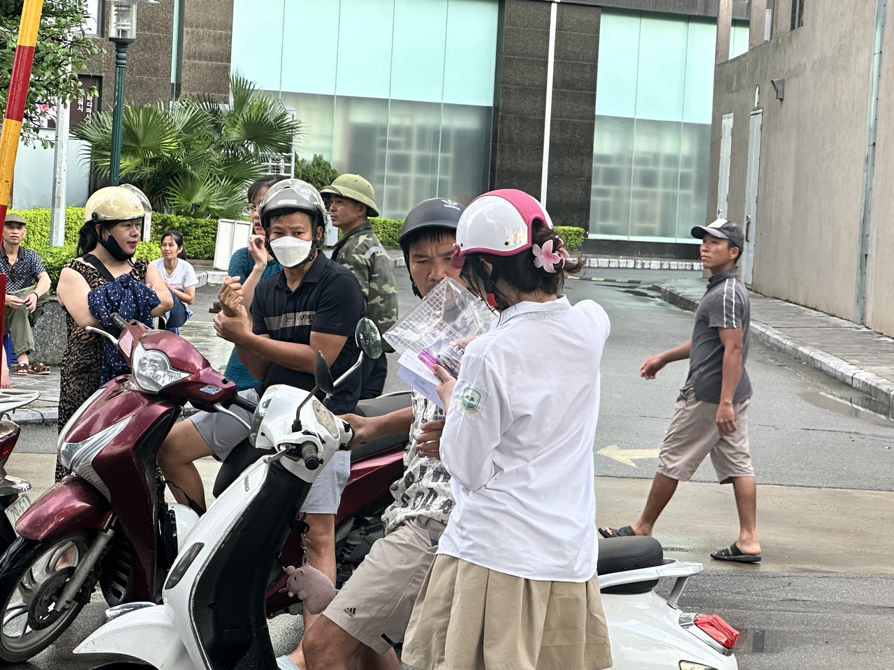 Phụ huynh dậy sớm nấu xôi cho sĩ tử Hà Nội ăn 'lấy may' để thi tốt nghiệp