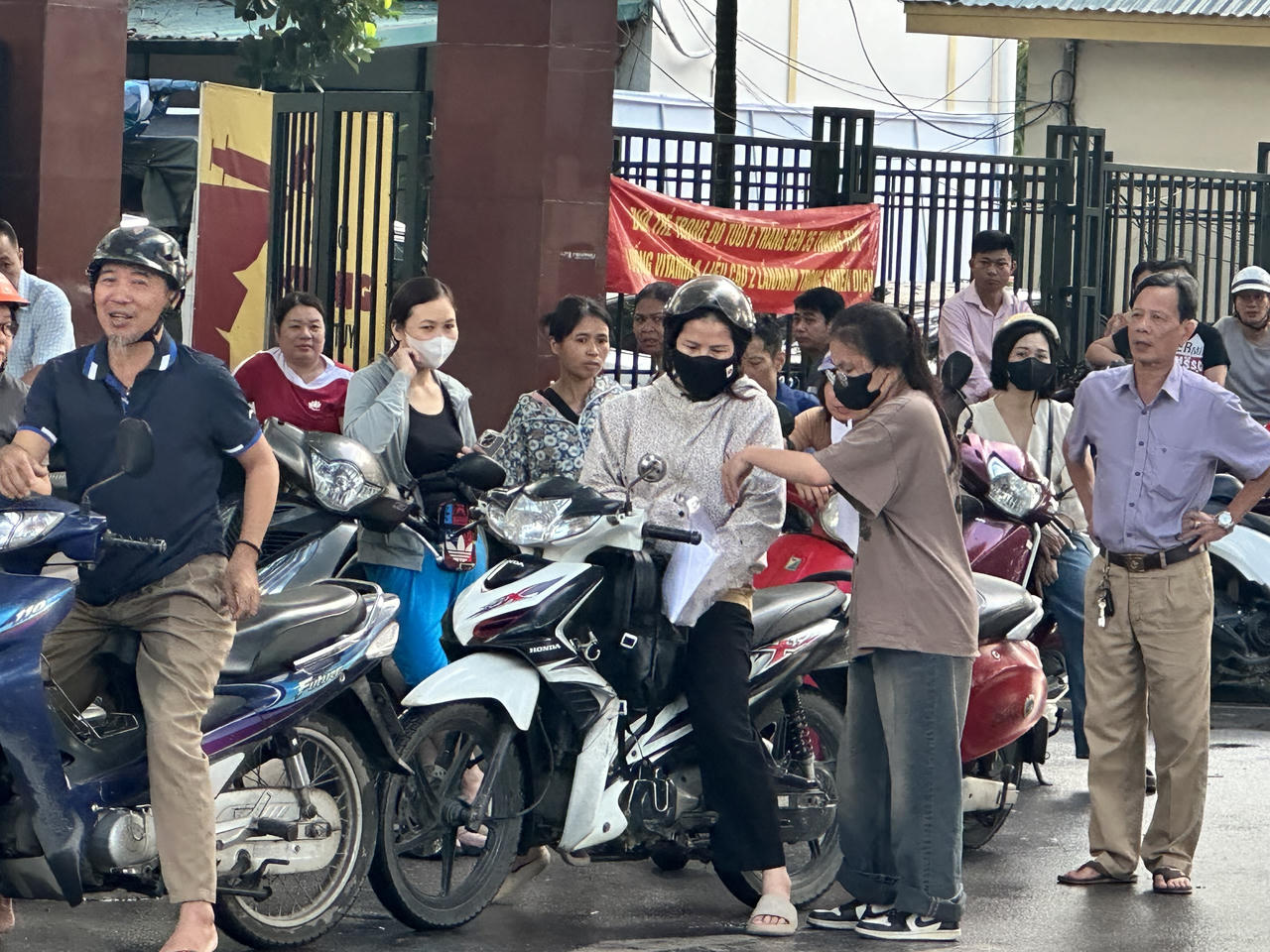 Phụ huynh dậy sớm nấu xôi cho sĩ tử Hà Nội ăn 'lấy may' để thi tốt nghiệp