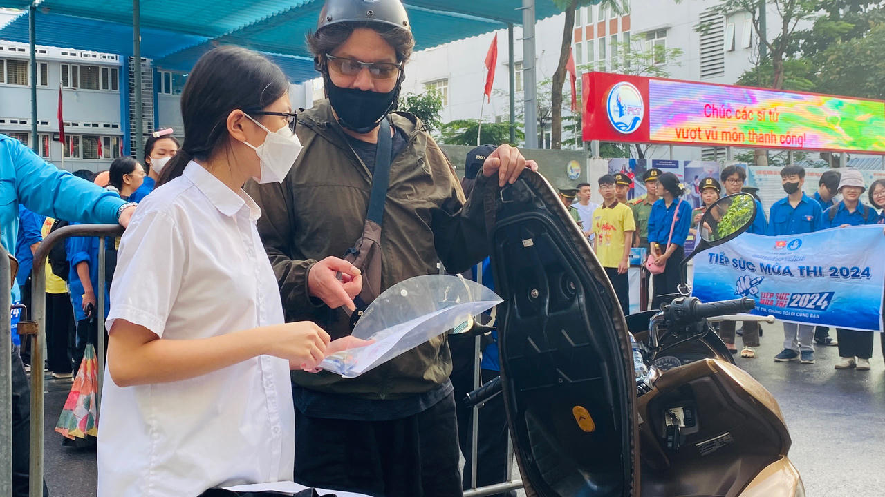 Phụ huynh dậy sớm nấu xôi cho sĩ tử Hà Nội ăn 'lấy may' để thi tốt nghiệp