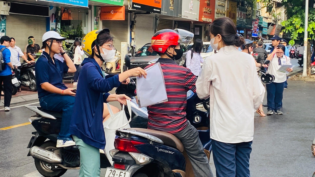 Phụ huynh dậy sớm nấu xôi cho sĩ tử Hà Nội ăn 'lấy may' để thi tốt nghiệp