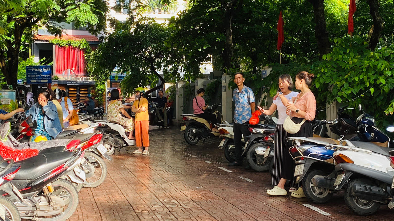 Phụ huynh dậy sớm nấu xôi cho sĩ tử Hà Nội ăn 'lấy may' để thi tốt nghiệp