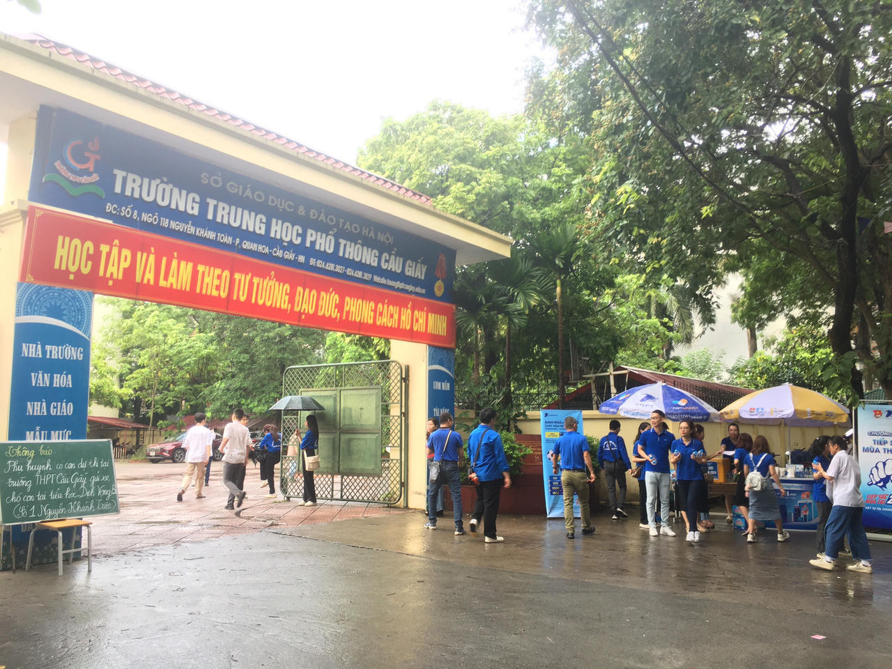 Phụ huynh dậy sớm nấu xôi cho sĩ tử Hà Nội ăn 'lấy may' để thi tốt nghiệp