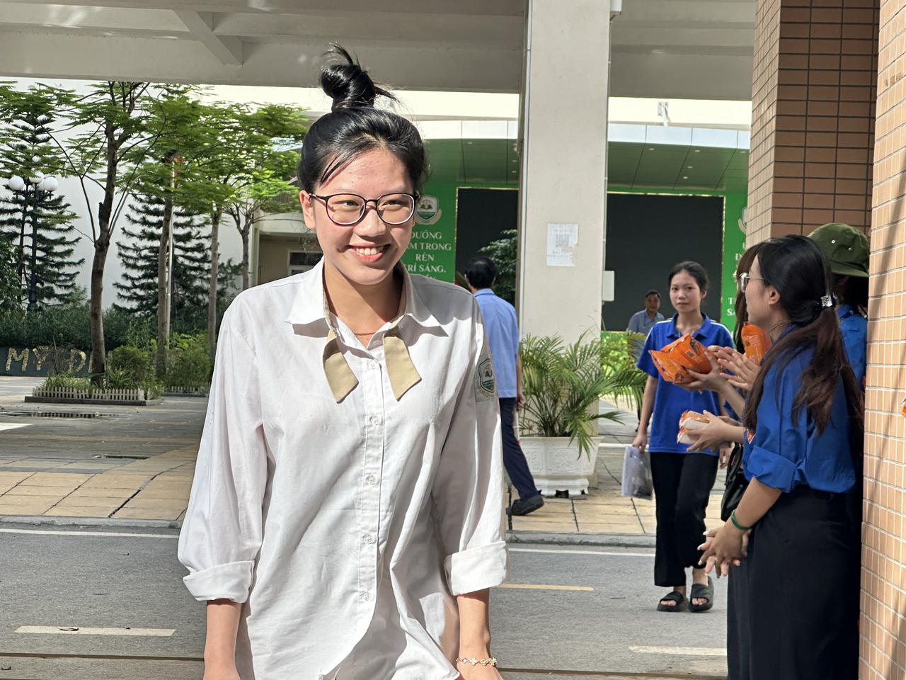 Khó đạt điểm 9,10 môn Toán, thí sinh vẫn 'thở phào' kết thúc ngày thi đầu tiên