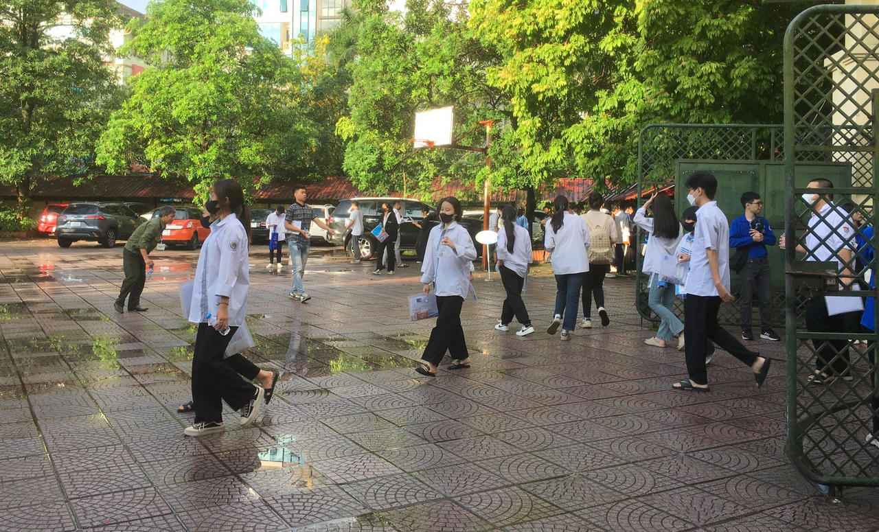 Phụ huynh dậy sớm nấu xôi cho sĩ tử Hà Nội ăn 'lấy may' để thi tốt nghiệp