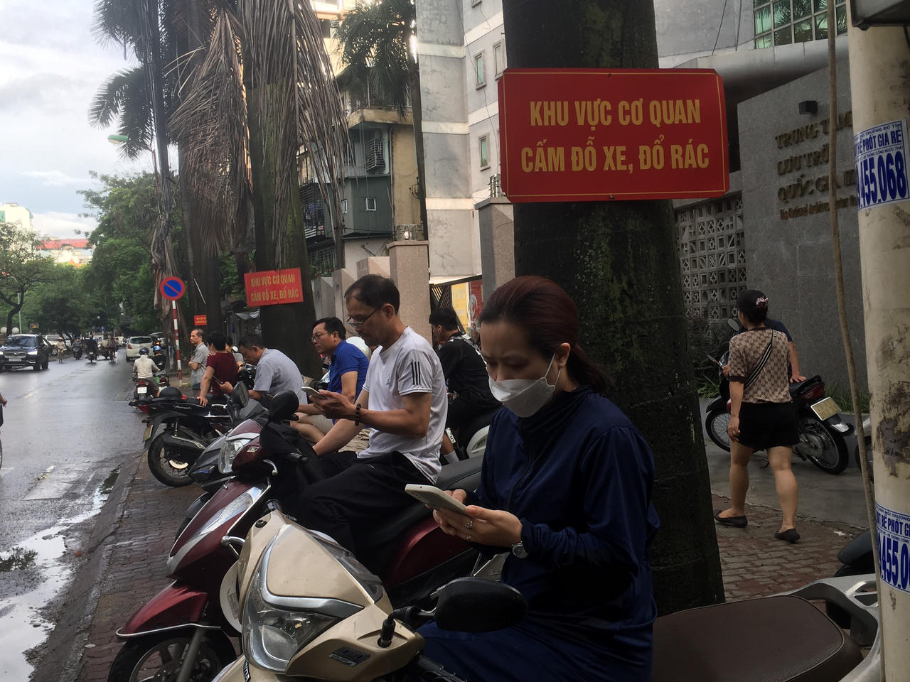 Phụ huynh dậy sớm nấu xôi cho sĩ tử Hà Nội ăn 'lấy may' để thi tốt nghiệp