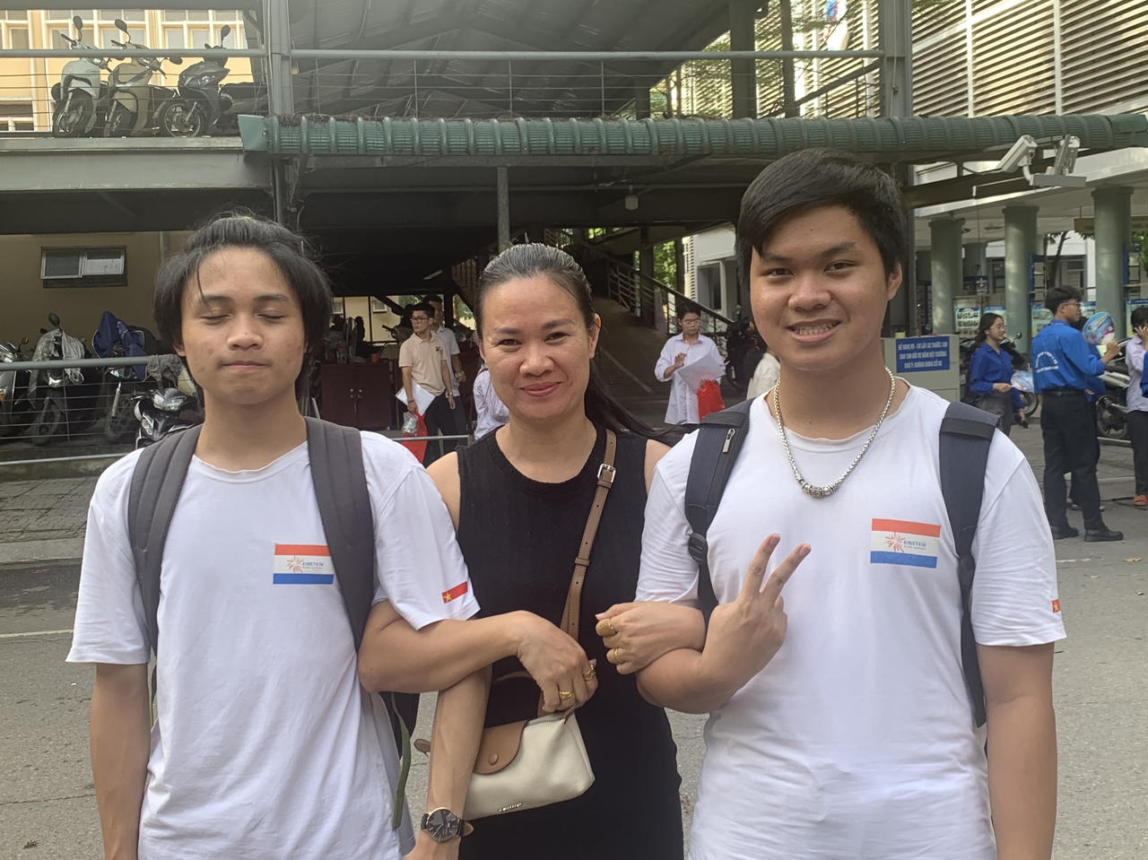 Khó đạt điểm 9,10 môn Toán, thí sinh vẫn 'thở phào' kết thúc ngày thi đầu tiên