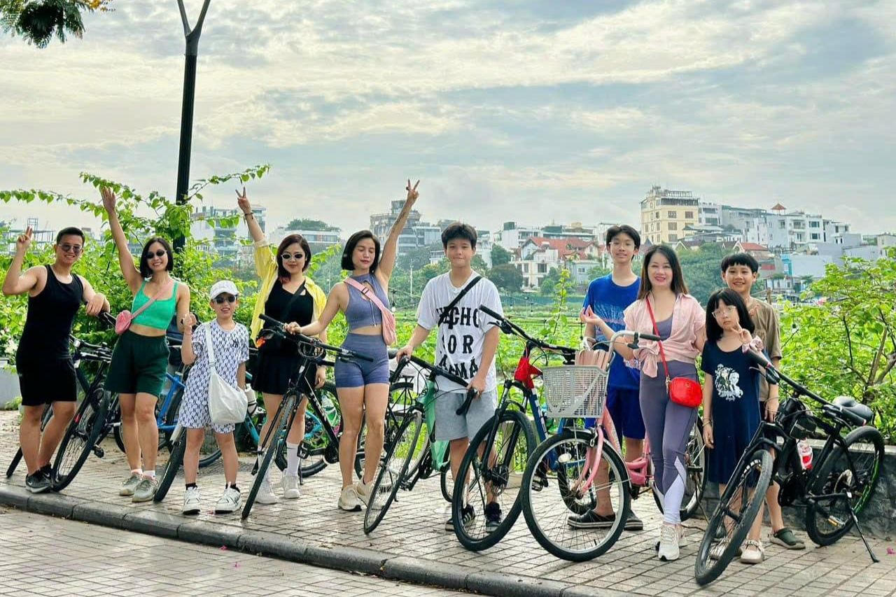 Đạp xe quanh hồ Tây không chỉ là trào lưu 