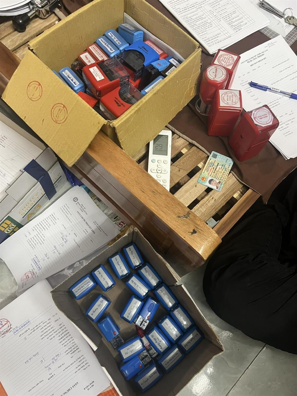 Triệt phá ổ nhóm làm giả con dấu của giám đốc loạt bệnh viện lớn