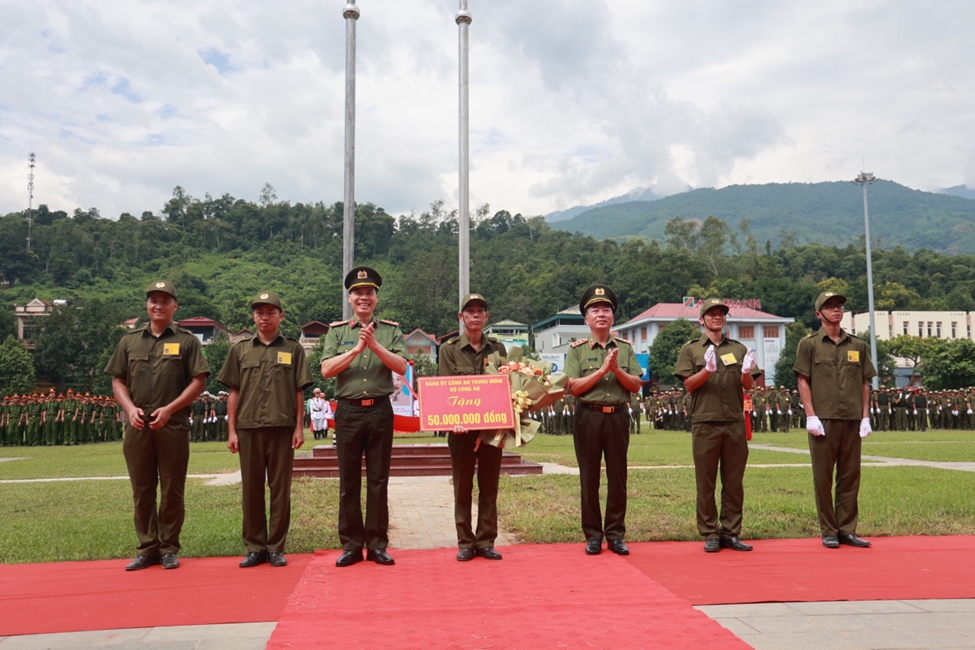 Các địa phương đồng loạt ra mắt lực lượng tham gia bảo vệ ANTT ở cơ sở