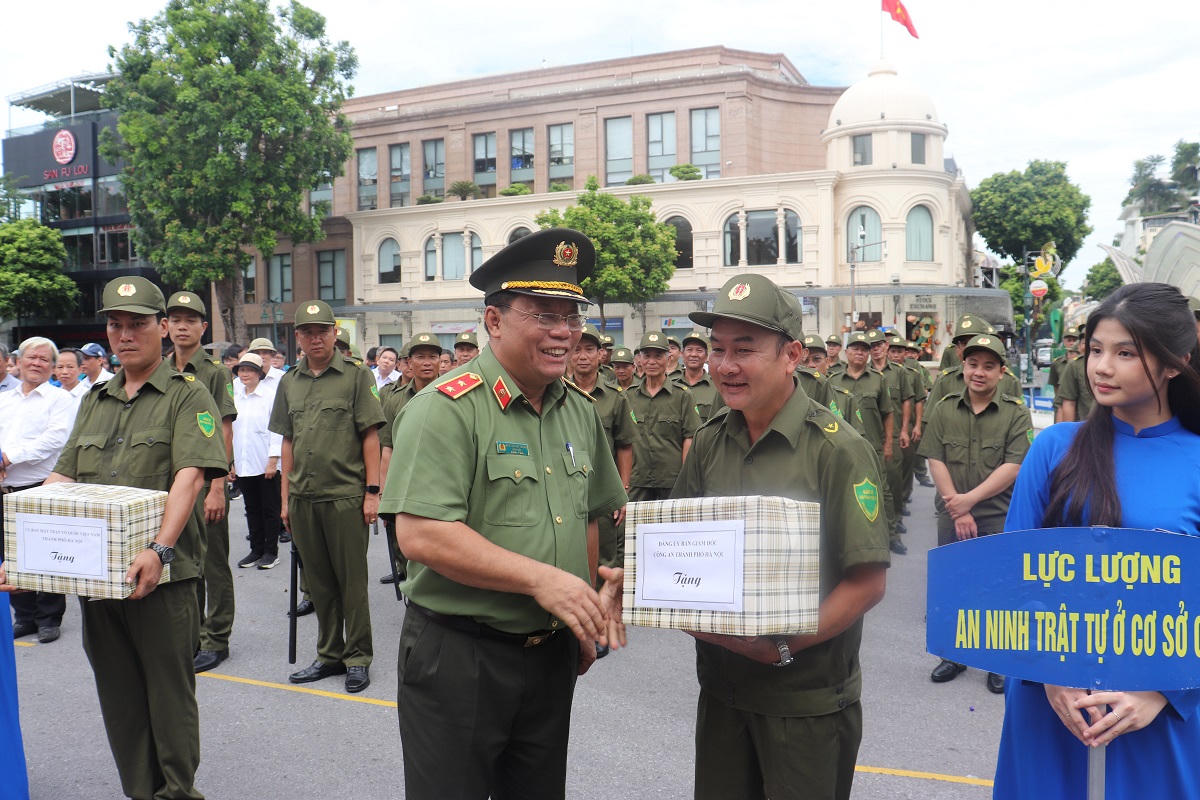 Các địa phương đồng loạt ra mắt lực lượng tham gia bảo vệ ANTT ở cơ sở