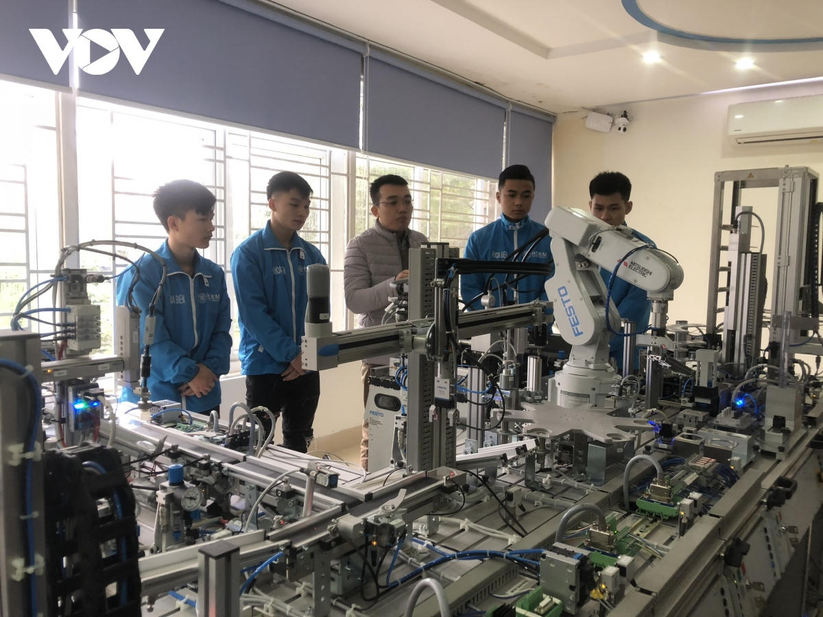 Phát triển nguồn nhân lực chất lượng cao đi đôi với đãi ngộ hợp lý