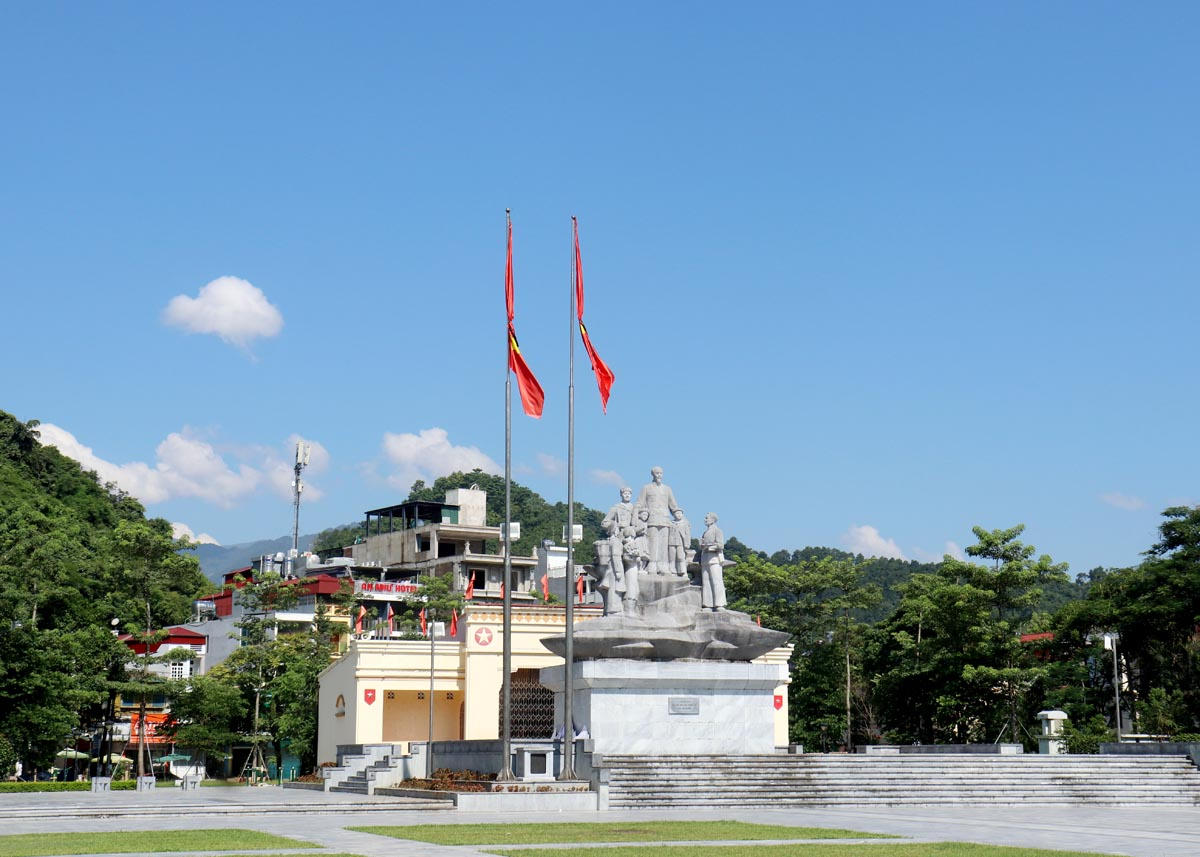 Cờ rủ từ Bắc vào Nam tưởng nhớ Tổng Bí thư Nguyễn Phú Trọng