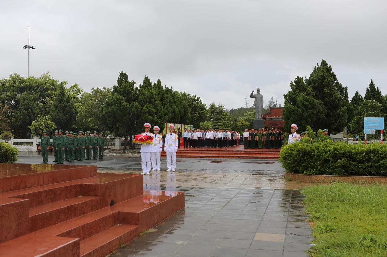 Cờ rủ từ Bắc vào Nam tưởng nhớ Tổng Bí thư Nguyễn Phú Trọng