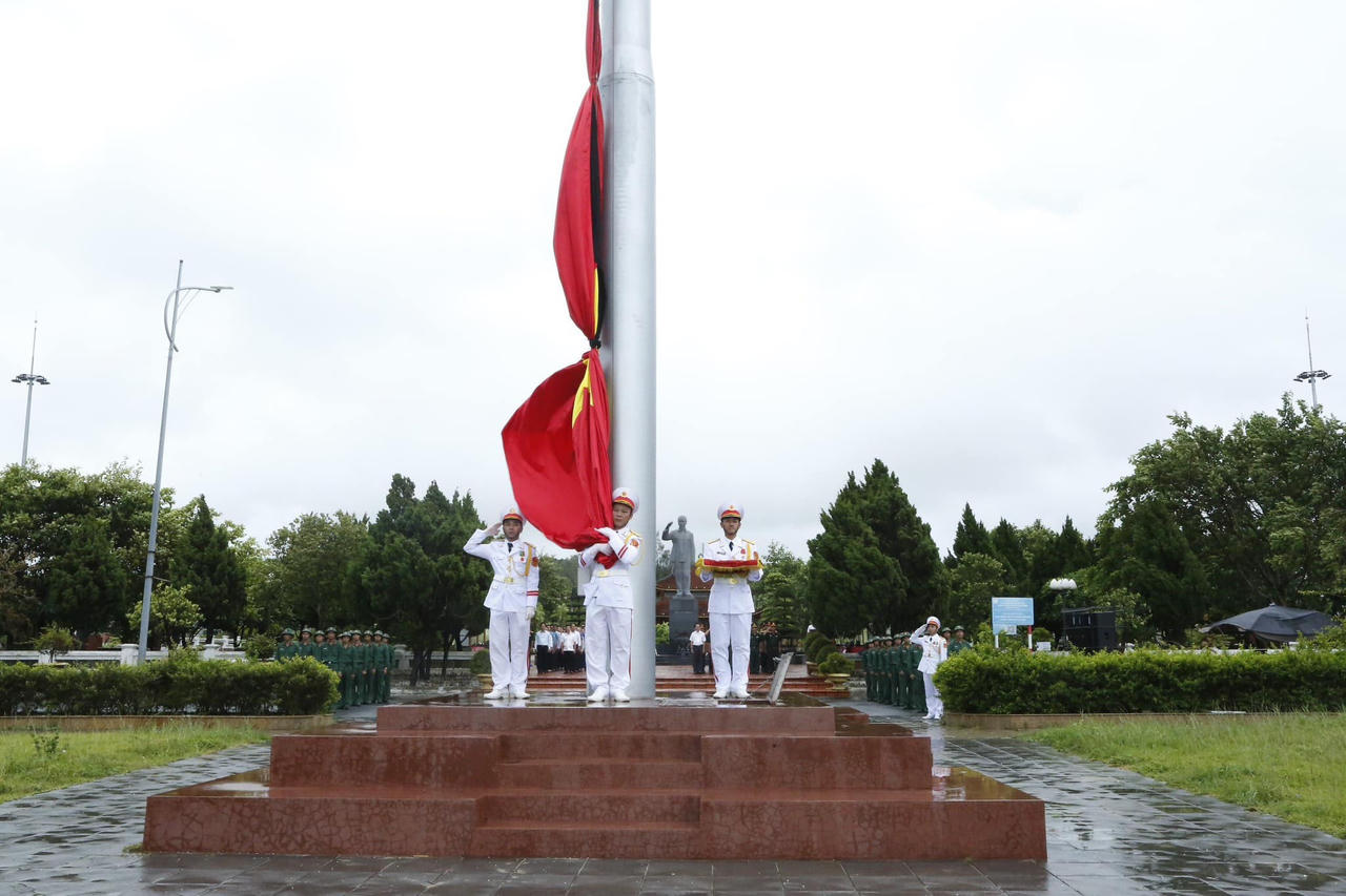 Cờ rủ từ Bắc vào Nam tưởng nhớ Tổng Bí thư Nguyễn Phú Trọng