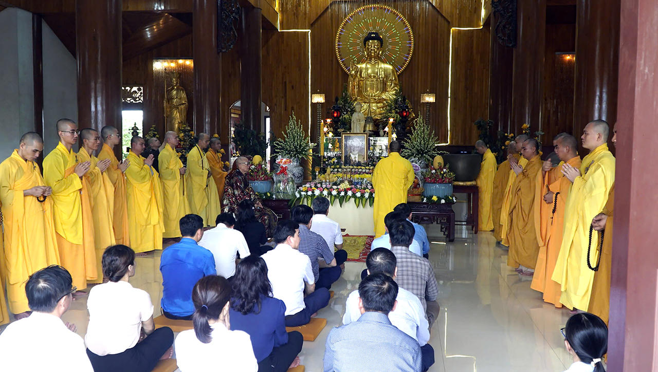 Phật tử trang trọng lập hương án tưởng niệm Tổng Bí thư Nguyễn Phú Trọng