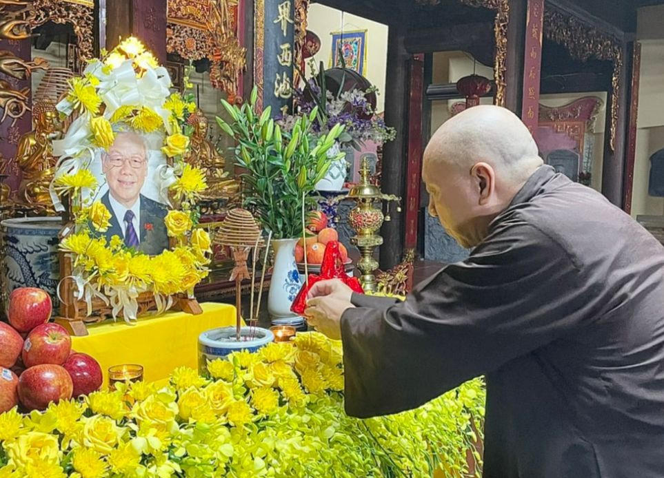 Phật tử trang trọng lập hương án tưởng niệm Tổng Bí thư Nguyễn Phú Trọng