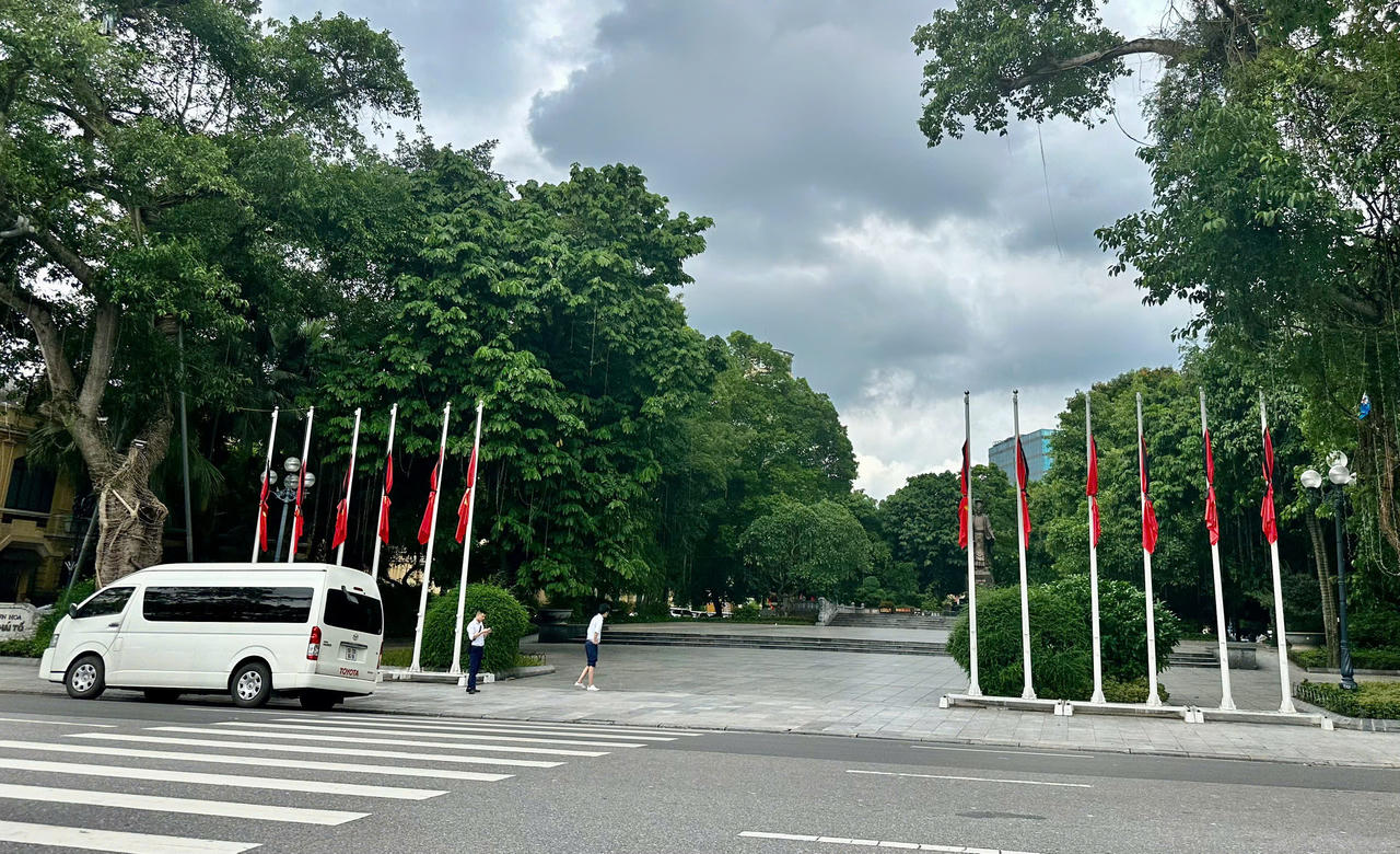 Cờ rủ từ Bắc vào Nam tưởng nhớ Tổng Bí thư Nguyễn Phú Trọng