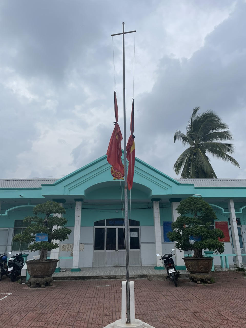 Cờ rủ từ Bắc vào Nam tưởng nhớ Tổng Bí thư Nguyễn Phú Trọng