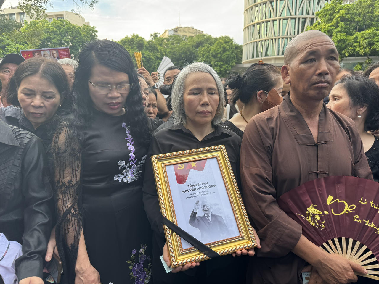 Người dân xếp hàng dài, bật khóc tiếc thương Tổng Bí thư Nguyễn Phú Trọng