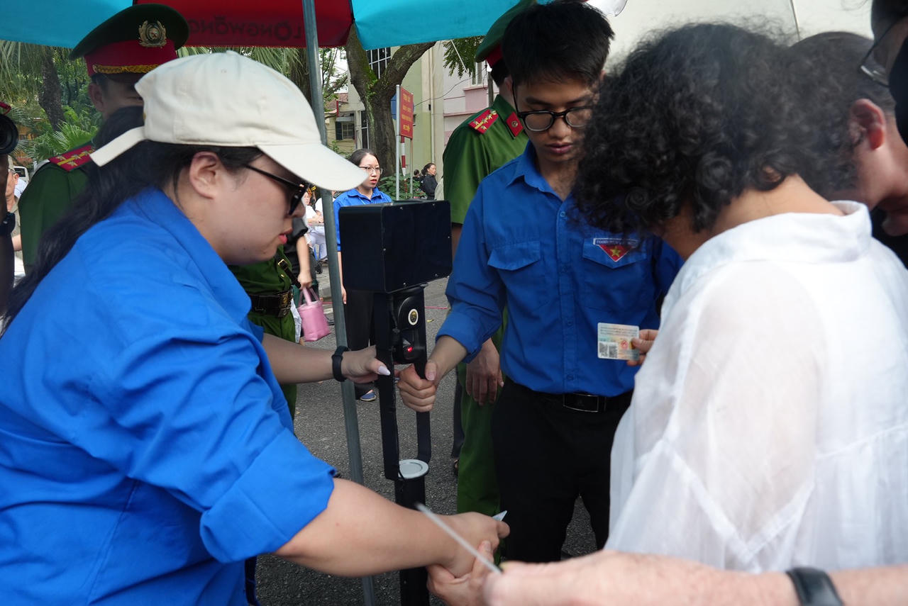 Người dân xếp hàng dài, bật khóc tiếc thương Tổng Bí thư Nguyễn Phú Trọng