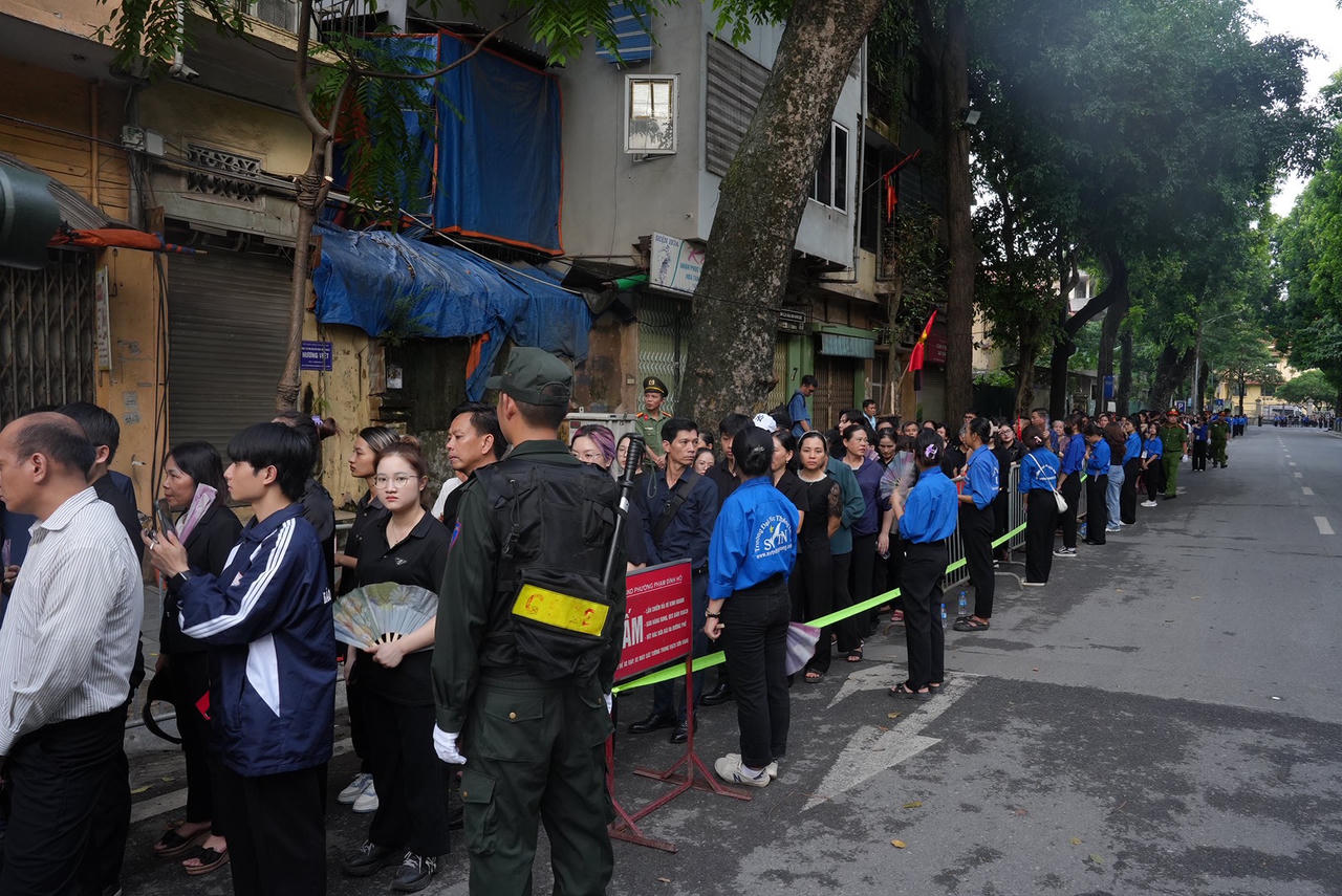 Người dân xếp hàng dài, bật khóc tiếc thương Tổng Bí thư Nguyễn Phú Trọng