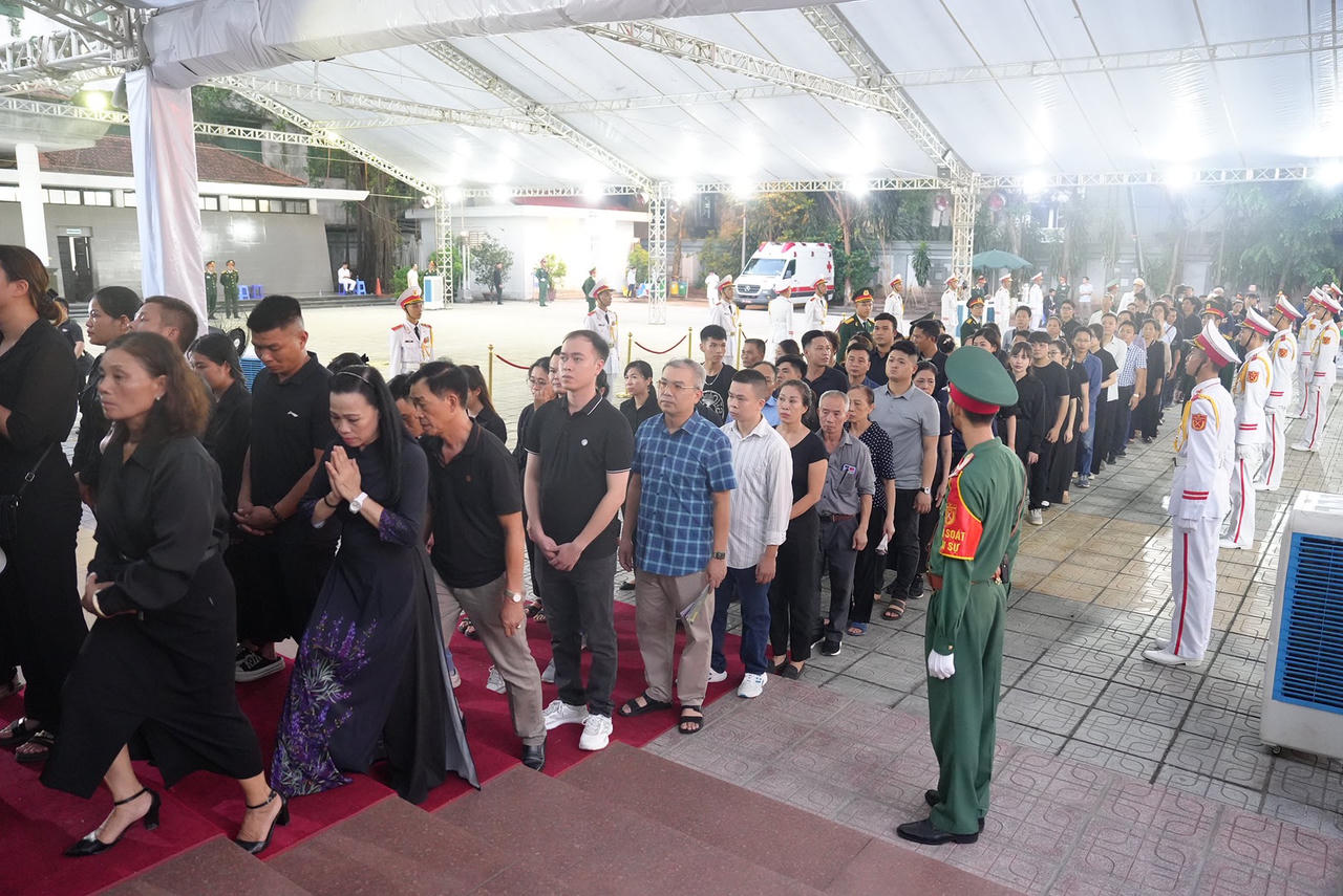 Người dân xếp hàng dài, bật khóc tiếc thương Tổng Bí thư Nguyễn Phú Trọng