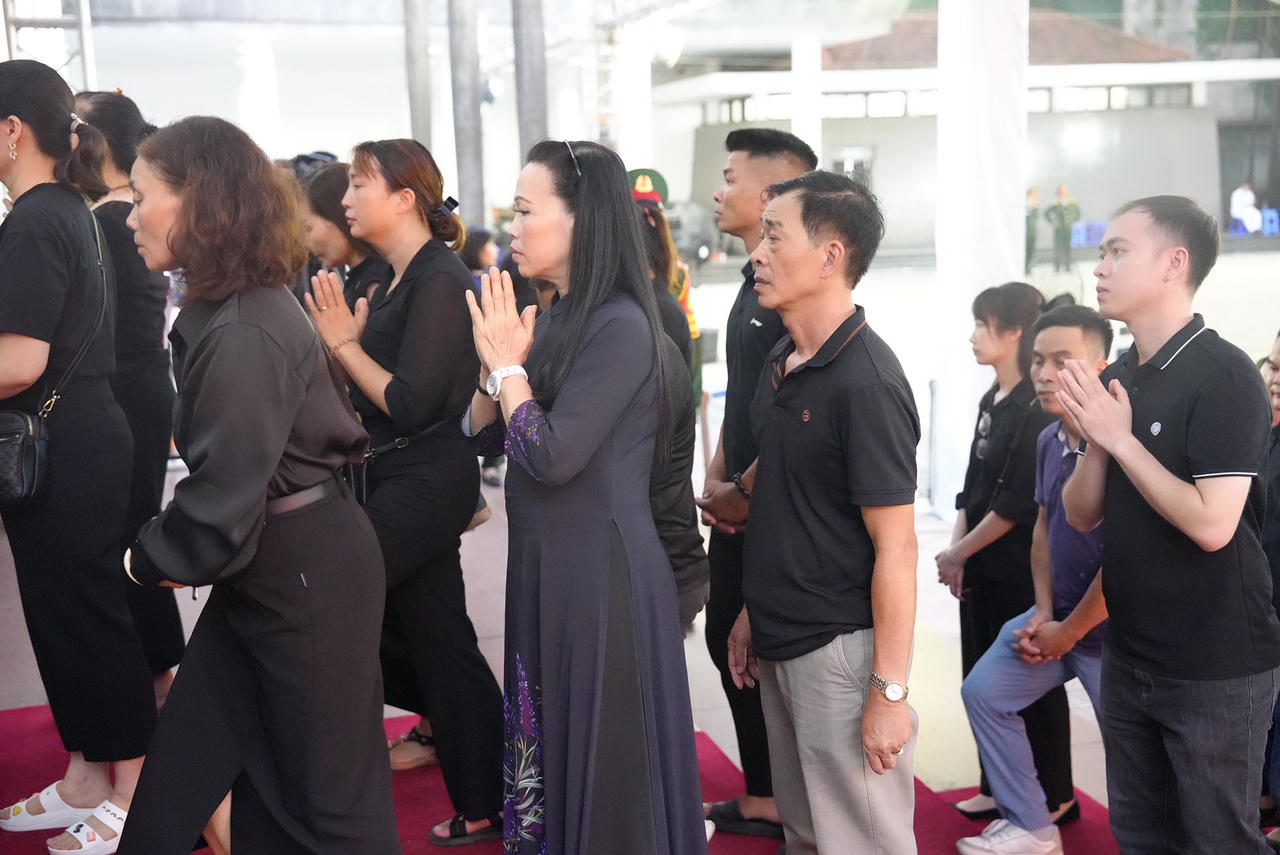 Người dân xếp hàng dài, bật khóc tiếc thương Tổng Bí thư Nguyễn Phú Trọng