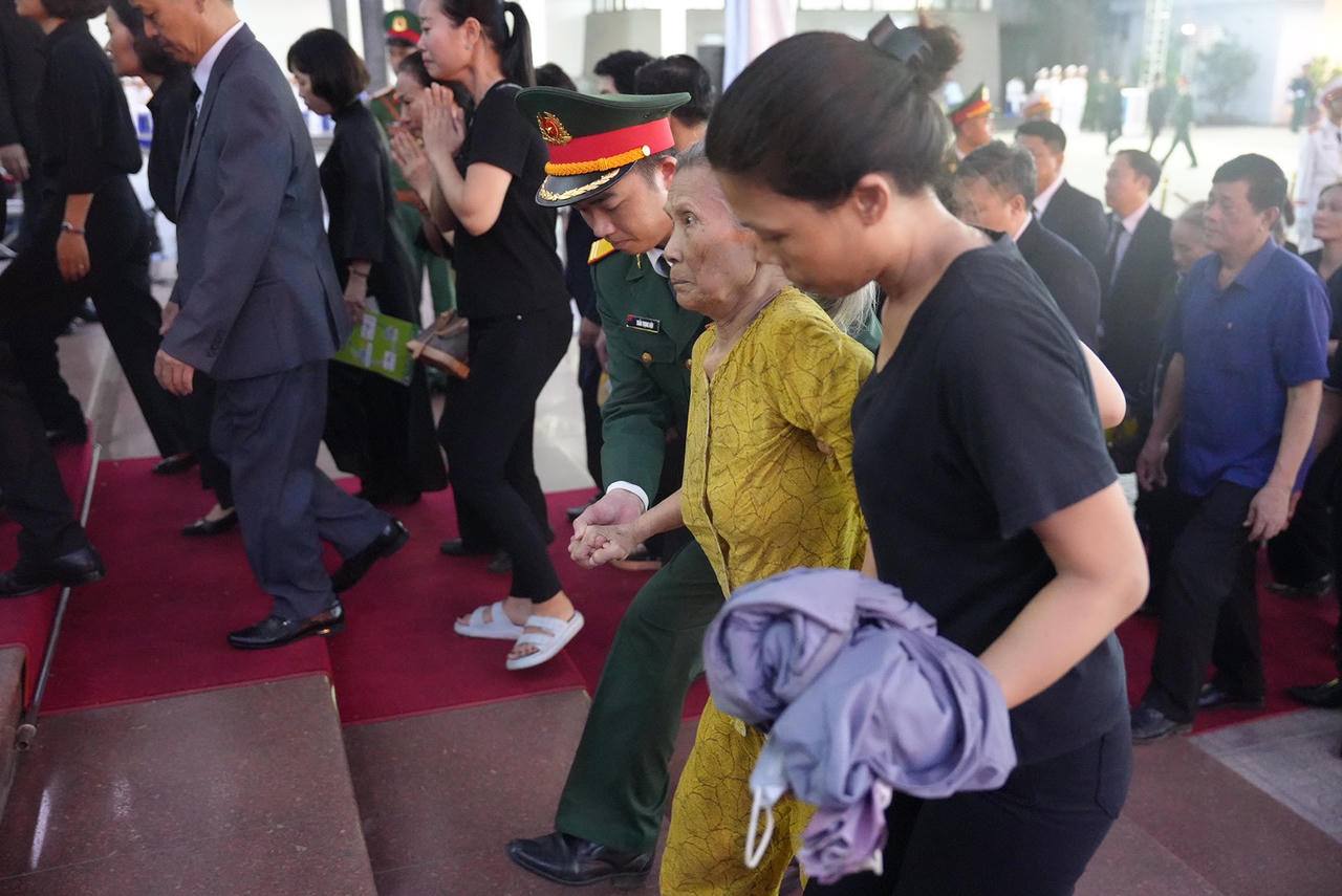 Người dân xếp hàng dài, bật khóc tiếc thương Tổng Bí thư Nguyễn Phú Trọng