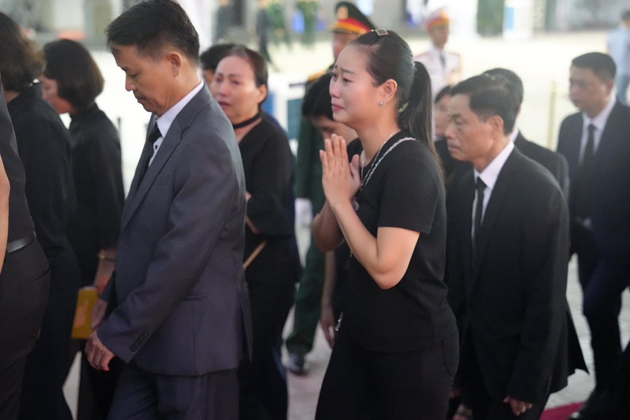 Người dân xếp hàng dài, bật khóc tiếc thương Tổng Bí thư Nguyễn Phú Trọng