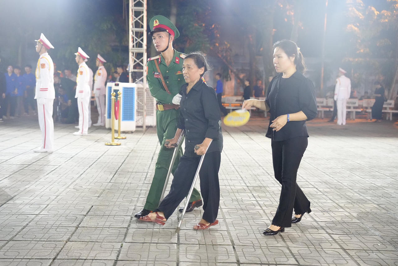 Người dân xếp hàng dài, bật khóc tiếc thương Tổng Bí thư Nguyễn Phú Trọng