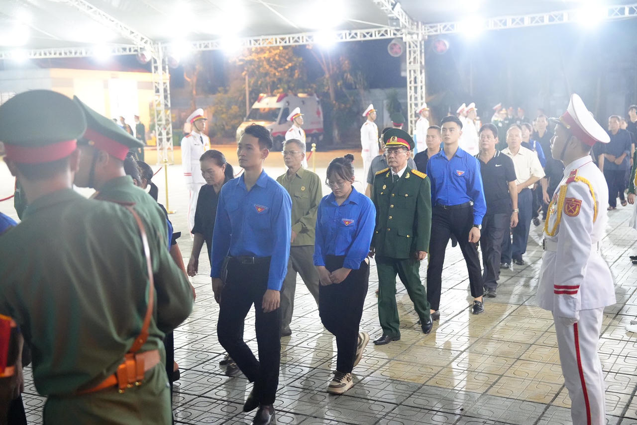 Người dân xếp hàng dài, bật khóc tiếc thương Tổng Bí thư Nguyễn Phú Trọng