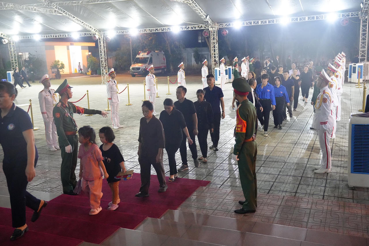 Người dân xếp hàng dài, bật khóc tiếc thương Tổng Bí thư Nguyễn Phú Trọng