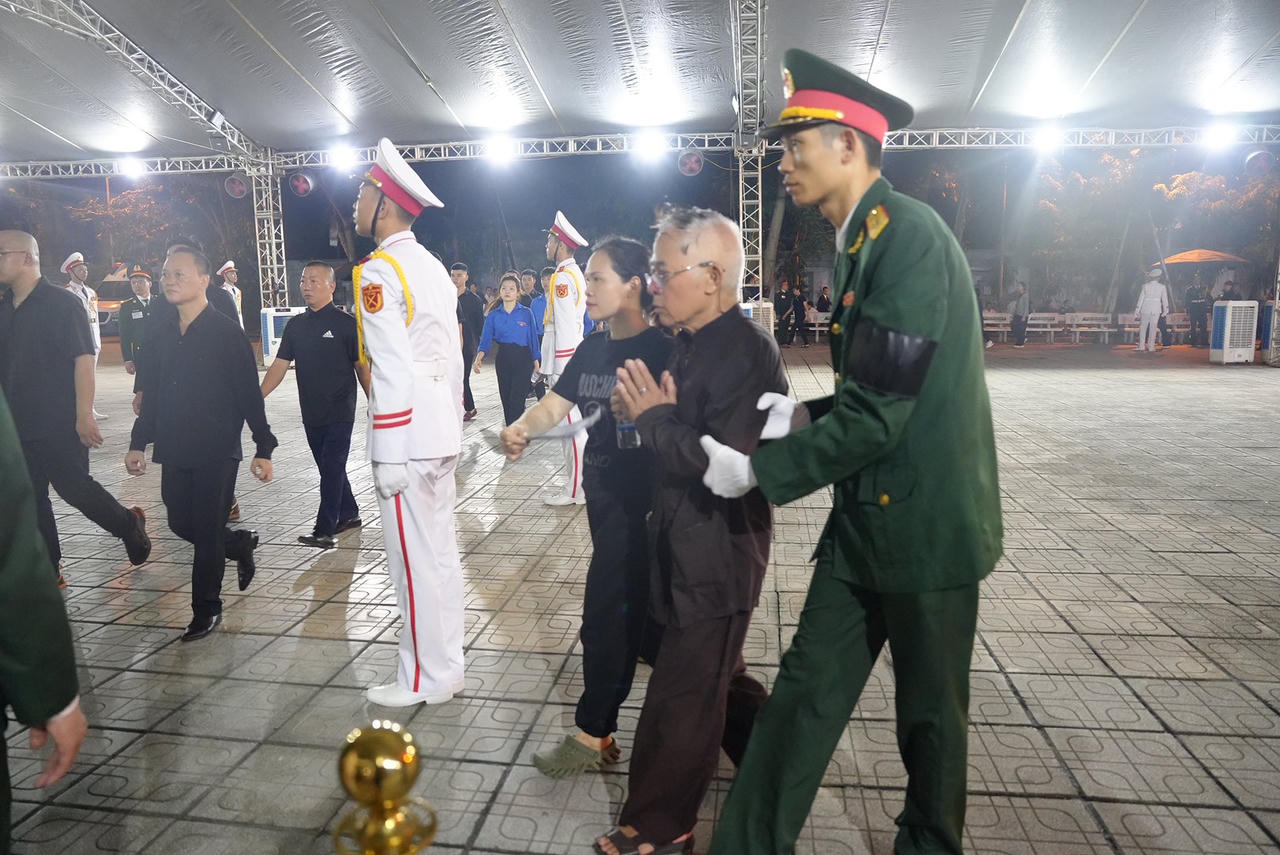 Người dân xếp hàng dài, bật khóc tiếc thương Tổng Bí thư Nguyễn Phú Trọng