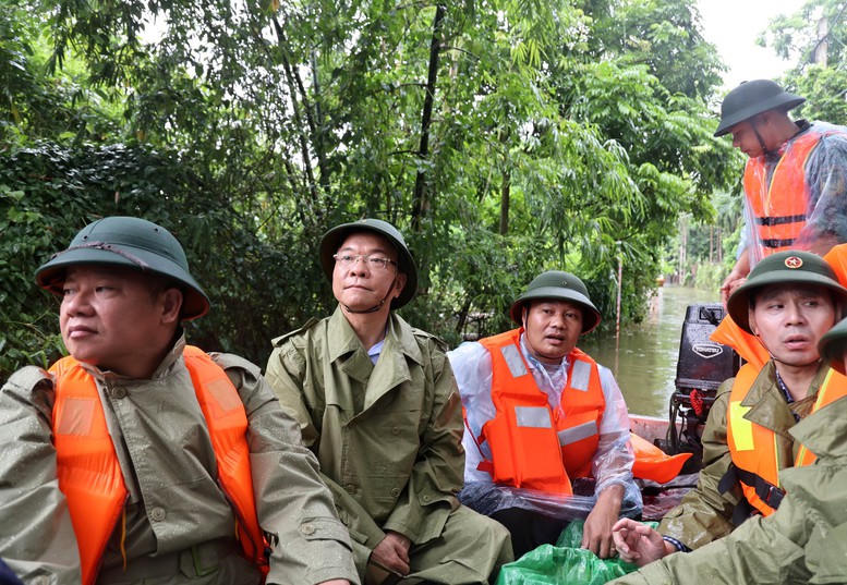Phó Thủ tướng Lê Thành Long thăm người dân vùng "rốn lũ" của Hà Nội