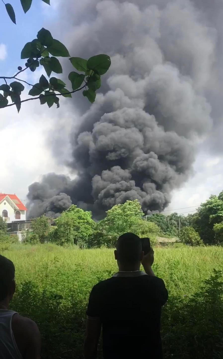 Cháy ở Gia Lâm, cột khói đen ngòm phủ kín một góc trời 